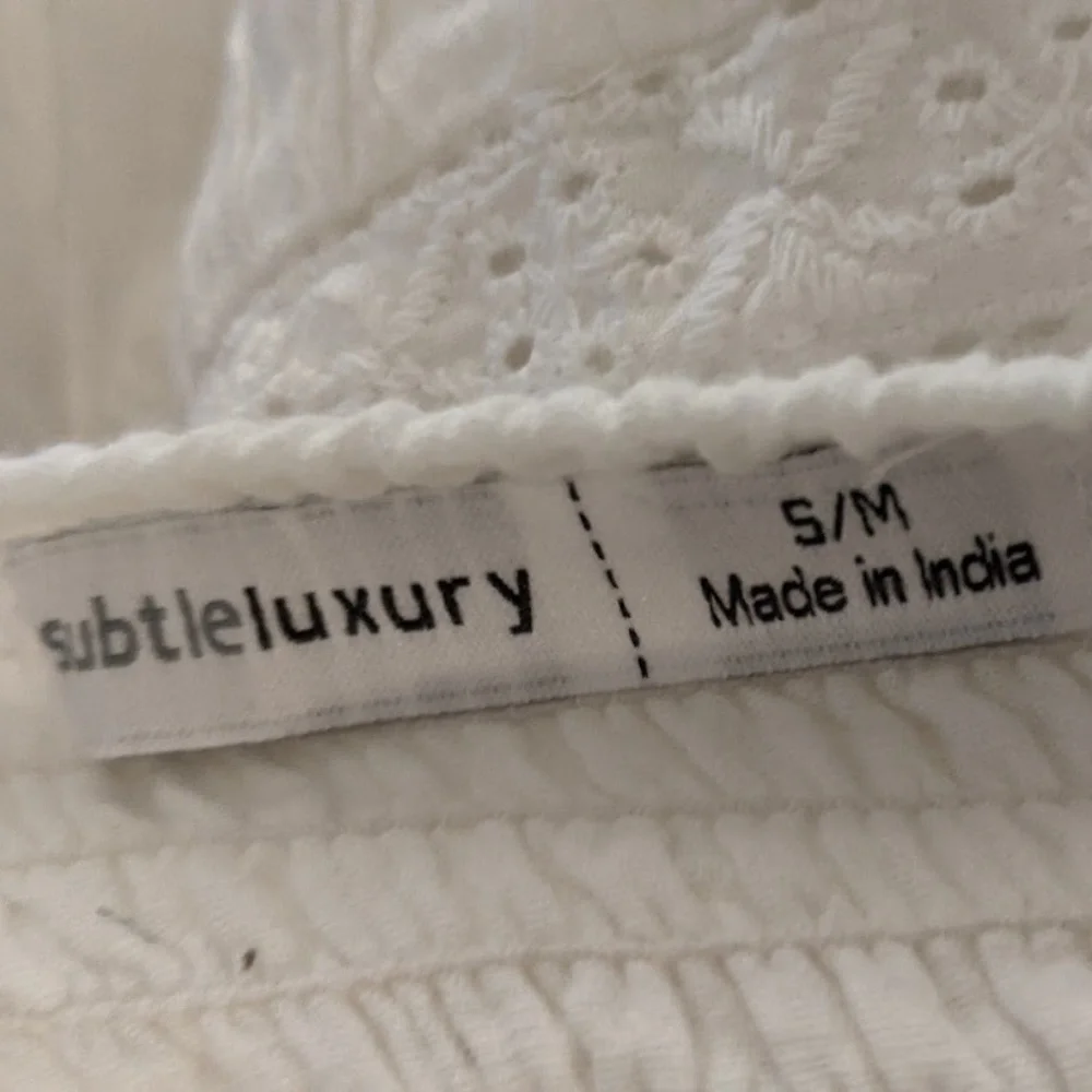 SOLD -- NWOT 🌸 SUBTLE LUXURY White Floral Eyelet Cotton Smocked Dress - Sm/Med - Picture 2 of 8